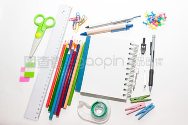 白色背景下的辦公用品 簡約美學與高效工作的完美融合